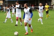 Čakajovce (v bielom) viedli 3:2 nad Hosťovou, keď rozhodca predčasne ukončil zápas.
