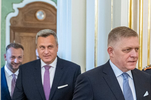 Predseda Smeru Robert Fico, predseda SNS Andrej Danko a predseda Hlasu Matúš Šutaj Eštok.