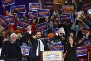 Kandidáta na primátora New Yorku Zohrana Mamdaniho (v strede) podporili senátor Bernie Sanders a kongresmanka Alexandria Ocasio-Cortezová.