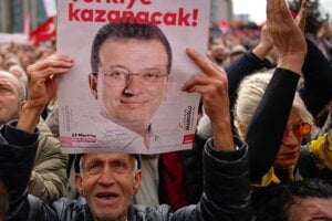 Podporovateľ istanbulského primátora Ekrema Imamogla.