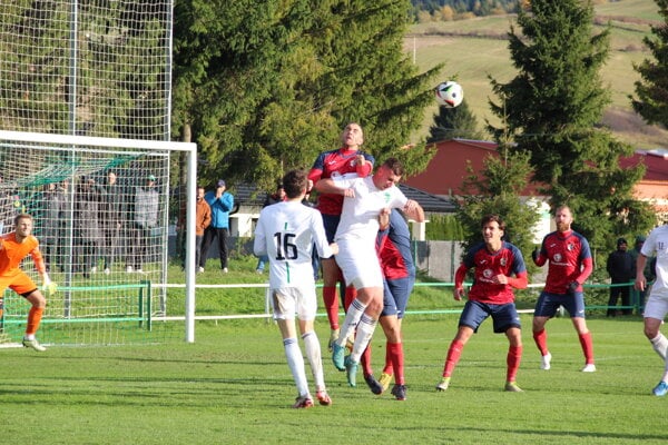 Oravská Jasenica (v bielych dresoch) sa proti defenzíve Diviak nepresadila.