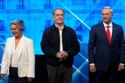 Zľava prezidentskí kandidáti Jeannette Jara z koalície Unidad por Chile, Eduardo Artes zo Strany proletárskej akcie a Jose Antonio Kast z Republikánskej strany.