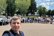 Ruslan Leviev na demonštrácii na podporu Alexeja Navaľného vo Washingtone v júni 2023.