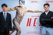 Slovenský krasokorčuliar Adam Hagara (zľava) a herec Josef Trojan ktorí spolu stvárnili postavu Ondreja Nepelu vo filme Nepela.