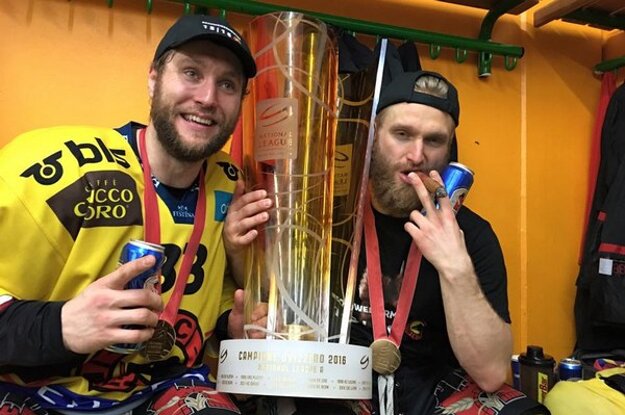 Tohtosezónne majstrovské oslavy hráčov SC Bern.