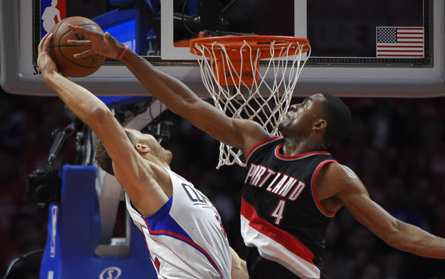 Maurice Harkless z Portlandu (vpravo) sa pokúša zablokovať zakončenie Blaka Griffina z Los Angeles Clippers.