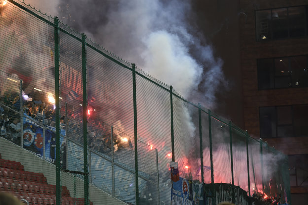 Zápas poznačilo vyčínanie fanúšikov Slovana.