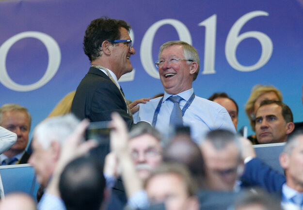 Na San Siro si našlo cestu aj mnoho slávnych futbalových osobností. Fabio Capello (vľavo) sa víta so Sirom Alexom Fergusonom.