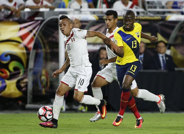 Peruánčan Christian Cueva (10) a Enner Valencia z Ekvádora (13)