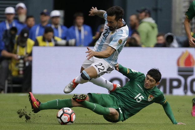 Argentínčan Ezequiel Lavezzi (hore) v súboji o loptu s Bolivíjčanom Pedrom Azoguem.