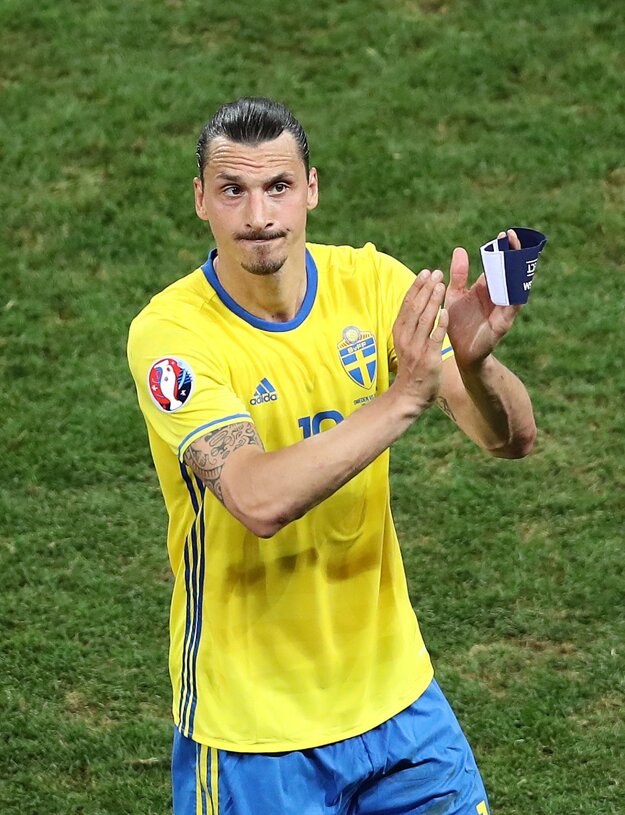 Zlatan Ibrahimovič sa lúči so švédskymi fanúškmi.