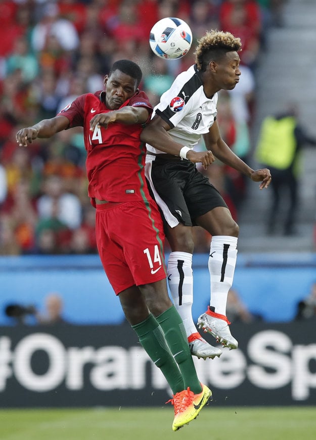 David Alaba (vpravo) bojuje v hlavičkovom súboji o loptu s Portugalčanom Williamom Carvalhom.