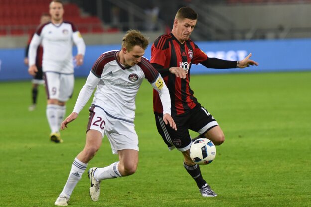 Róbert Jež (vpravo) si už futbal súťažne na najvyššej úrovni nezahrá.