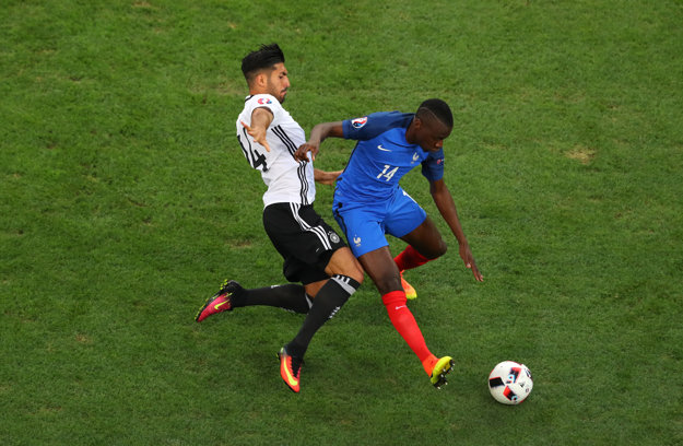 Nemec Emre Can a Francúz Blaise Matuidi v súboji o loptu.
