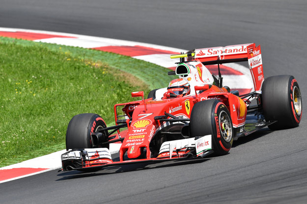 Kimi Räikkönen bude aj naďalej jazdiť vo farbách Ferrari.
