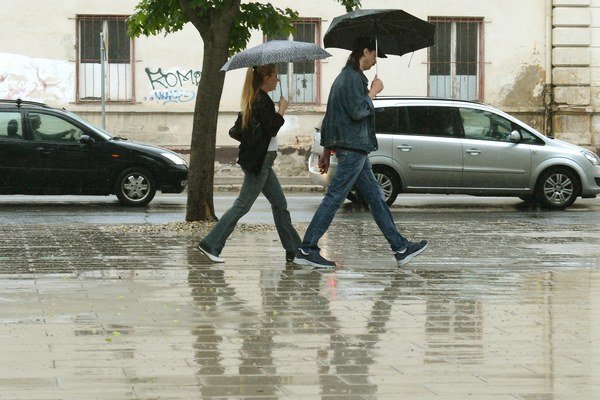 Cez víkend nezabudnite na dáždniky.