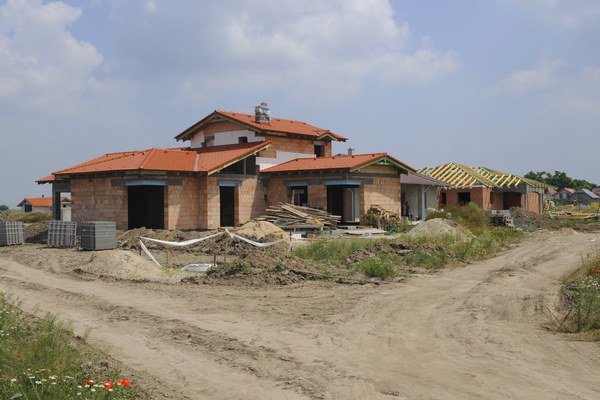 Šetriť pri stavbách prácou bez bločkov sa už v budúcnosti nemá vyplatiť.