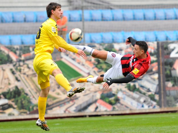 Na Slovensku si Jakub Vojtuš obliekal aj dres Spartaka Trnava (vpravo).