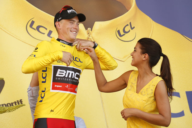 Rohan Dennis sa vlani vďaka víťazstvu v časovke obliekol do žltého trička.