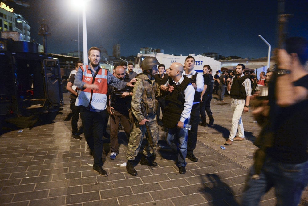 Policajný a vojenský dôstojník sa hádajú o situácii v krajine.