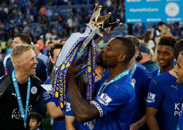 Wes Morgan ako kapitán vlani zodvihol nad hlavu majstrovský pohár.