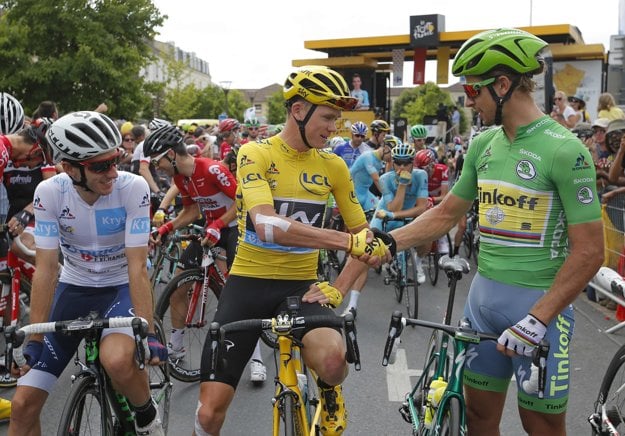 Peter Sagan si podáva ruku s víťazom Tour de France Chrisom Froomom.