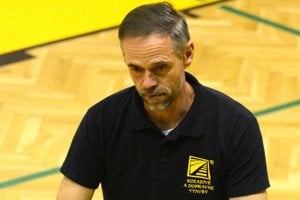 Richard Vlkolinský. Košický tréner sa počas zápasu koncentruje výhradne na hru.