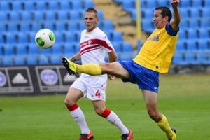 M. Viazanko (vpravo) strieľa prvý gól Košíc.