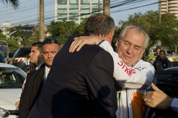 Prezident SR Andrej Kiska v objatí s prezidentom ČR Milošom Zemanom.