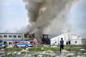 Podľa hasičov bolo šťastím, že požiar vypukol počas dňa, keď bola väčšina z obyvateľov tábora vonku.