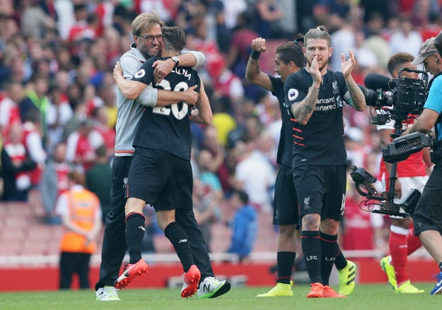 Liverpoolsky tréner Klopp už tradične oslavoval víťazstvo so svojimi zverencami priamo na ihrisku.