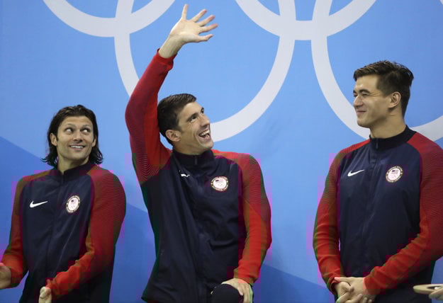 Michael Phelps (v strede) sa v Riu lúčil.