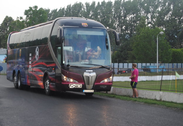 Autobus FC Barcelona vo futbalovom areáli v Sabinove.
