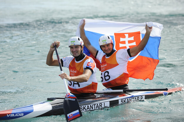 Ladislav a Peter Škantárovci sa tešia v cieli po zisku zlatej medaily v kategórii C2 na olympiáde v Riu.