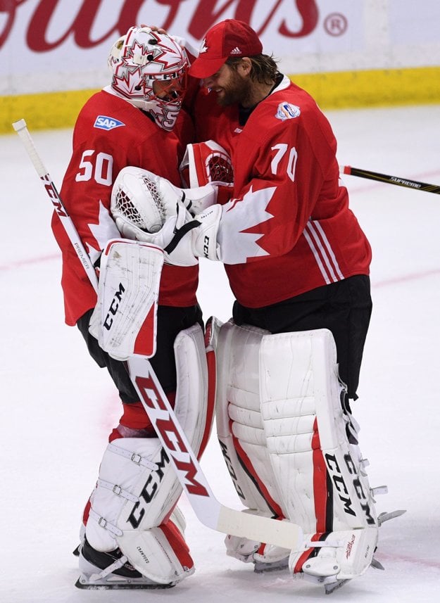 V kanadskej bránke dostal šancu Corey Crawford (vľavo), náhradníkom bol Braden Holtby.