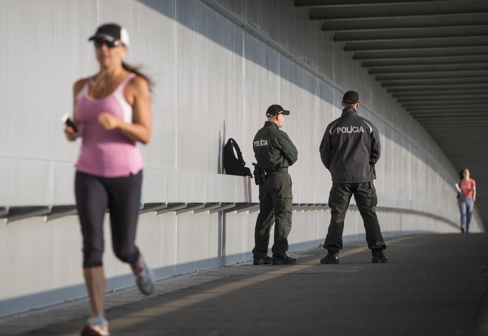 Polícia v uliciach Bratislavy počas summitu EÚ.