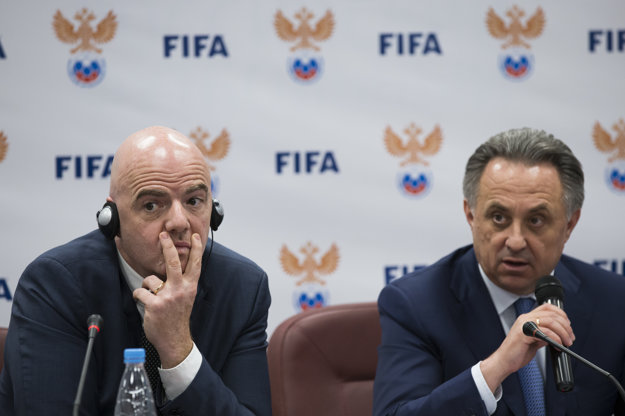 Infantino (vľavo) a Mutko vraj majú veľmi dobré vzťahy.