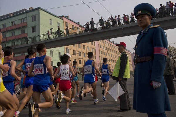 Aj na maratón dohliada všadeprítomná armáda.