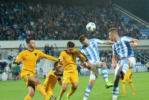 Dlhé roky nebolo v Nitre na futbale toľko ľudí ako dnes. V bielomodrých dresoch Balaj a Záhon.