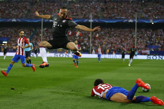 Zápas medzi Atléticom a Bayernom bol plný emócií a tvrdých súbojov.