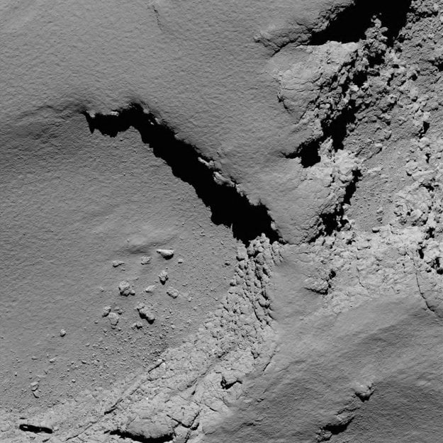 Kaňony aj údolia, hory aj priehlbiny. Detaily kométy.  (zdroj: ESA/ROSETTA)
