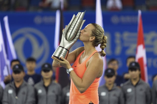 Petra Kvitová pózuje s trofejou pre víťazku.