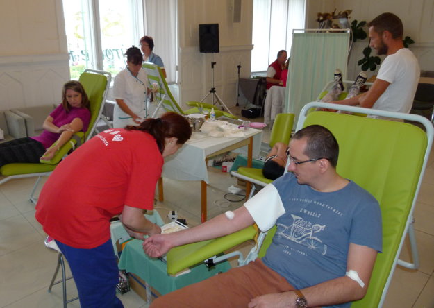 Krv prišli darovať aj zástupcovia redakcie regionálnych novín MY Týždeň na Pohroní.