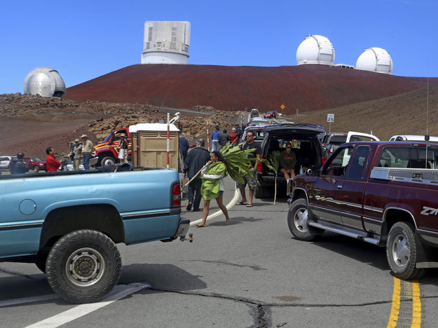 Protestujúci bránia vstup na vrch Mauna Kea na snímke z roku 2014.