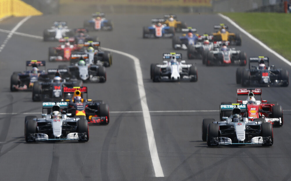 Na maďarskom okruhu Hungaroring vyštartoval Nico Rosberg pred tímovým kolegom Lewisom Hamiltonom.