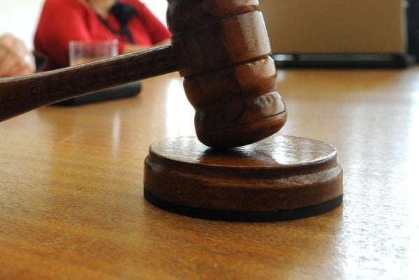 V Rakúsku sa začal súd s lekárom obžalovaným zo zneužívania 109 chlapcov