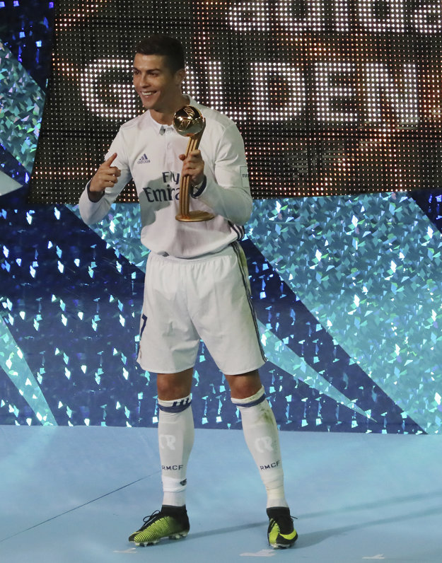 Cristiano Ronaldo si prebral ocenenie pre najlepšieho strelca turnaja.