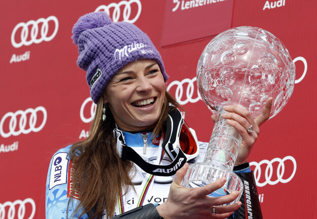 Tina Mazeová pózuje s veľkým krištáľovým glóbusom, ktorý získala za víťazstvo v celkovej klasifikácii Svetového pohára v roku 2013.