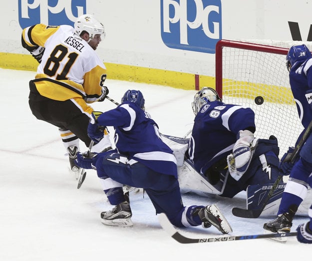 Phil Kessel z Pittsburghu (vľavo) skóruje do siete Tampy Bay.