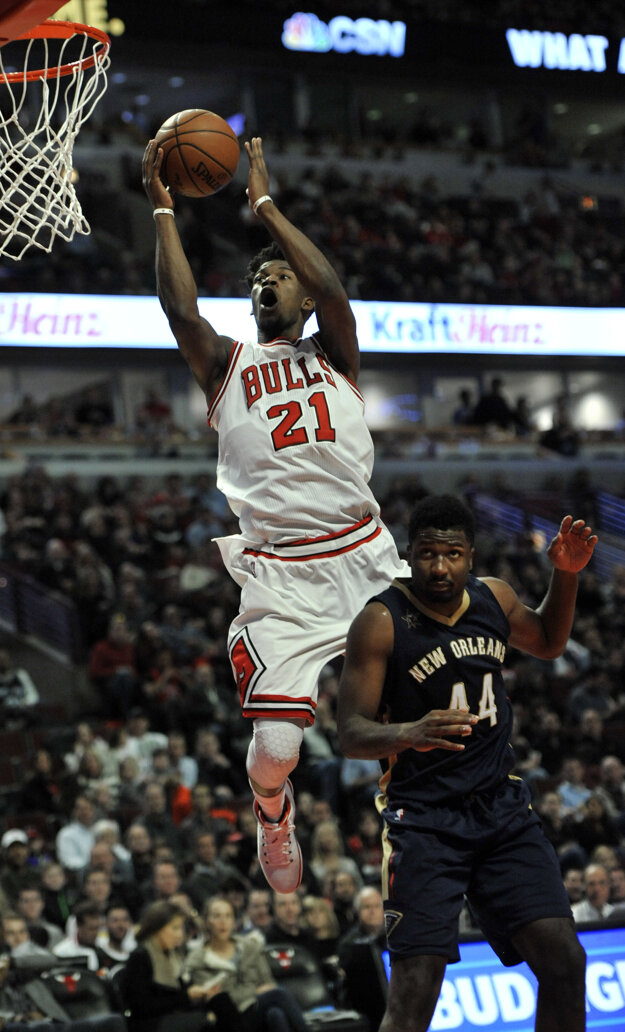 Jimmy Butler z Chicaga zakončuje na kôš v zápase proti New Orleans.